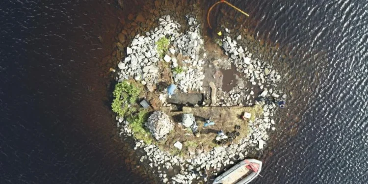 Una isla suspendida en una base de madera es descubierta en Escocia.
