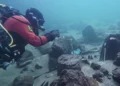 Un puente romano sumergido en río suizo.