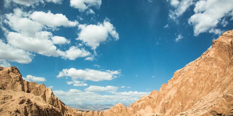 Geoglifos dañados en el desierto de Atacama.