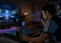 Aficionado viendo un torneo de deportes electrónicos mientras revisa apuestas en una tableta
