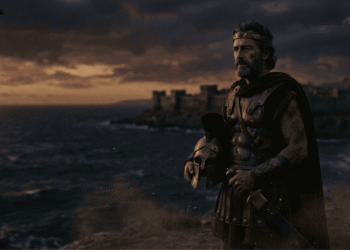 Menelao, rey de Esparta con armadura griega, mirando hacia Troya en el horizonte, sosteniendo casco, símbolo de la búsqueda de Helena