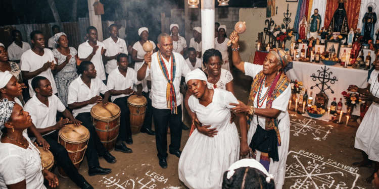 Ceremonia de vudú haitiano en un peristilo con houngan portando ason, mambo asistiendo a una iniciada en trance, tambores sagrados, altar sincrético y vévés de Legba y Baron Samedi trazados en el suelo