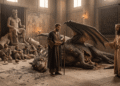 Bel y el Dragón: Daniel en el templo babilónico ofreciendo comida envenenada al dragón adorado como dios, mientras el rey Ciro y los sacerdotes observan, con la estatua de Bel y la pompa religiosa de fondo