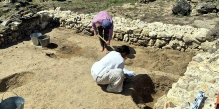 Descubren el entierro de un bebe en un templo de Zeus.