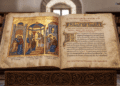 Protoevangelio de Santiago en manuscrito iluminado griego con iconografía ortodoxa, texto en griego antiguo, ilustraciones de oro de infancia de María y presentación en templo, códice medieval abierto sobre pedestal tallado en iglesia ortodoxa, recreación artística de textos apócrifos cristianos